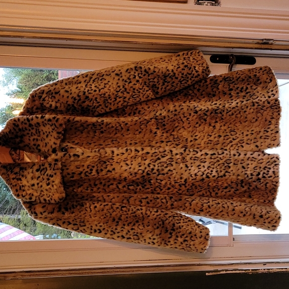 FAUX LEOPARD 🐆 FUR Long Coat. - Picture 2 of 8